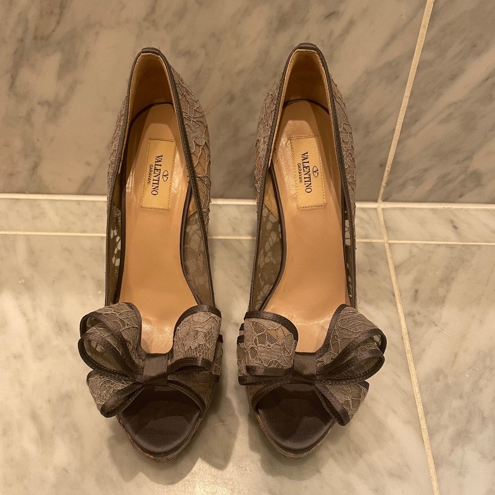 Valentino Garavani bow lace platform heels silver/gray